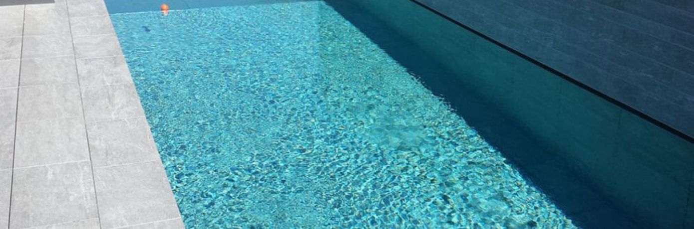 Tipps zur Poolpflege: Kristallklares Wasser das ganze Jahr